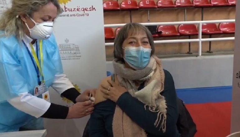 PAS SHKODRËS E TIRANËS/ Sot nis procesi i vaksinimit në qytetin e Vlorës