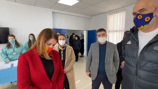 VAKSINIMI NË FIER/ Rama: Brenda marsit do të kemi 40 mijë doza! Manastirliu: Janë vaksinuar 3 mijë mjekë