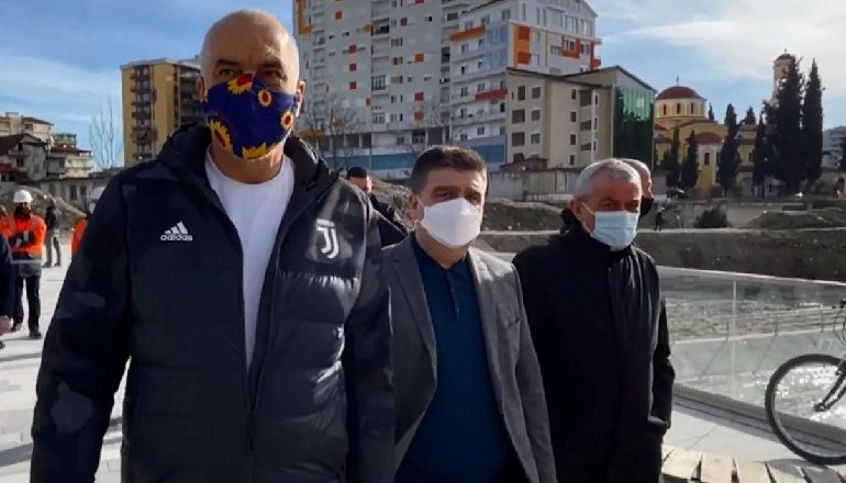 PUNIMET PËRGJATË LUMIT GJANICA NË FIER/ Rama: Dikur ishte bllokuar nga pisllëku i ndërtimeve pa leje, sot është vlerë e shtuar