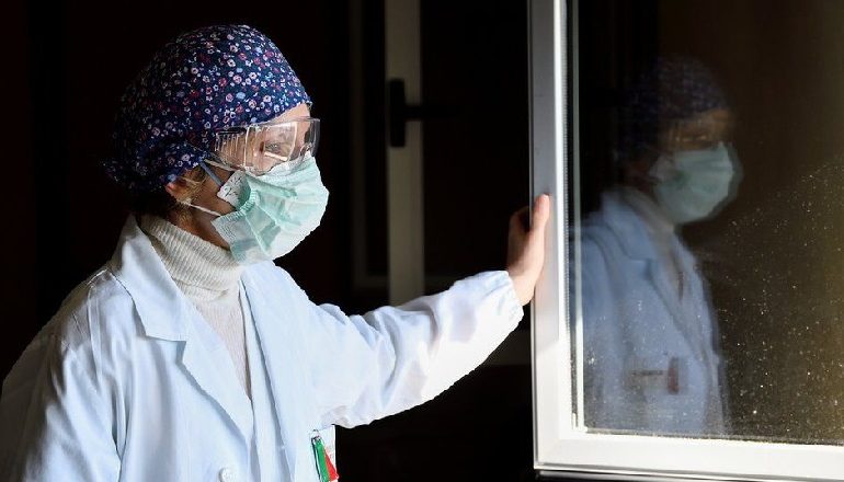 LUFTA NDAJ COVID-19/ Çfarë mësuan evropianët nga një vit pandemie?