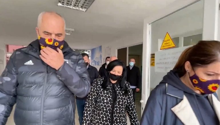 NIS VAKSINIMI I MJEKËVE NË ELBASAN/ Rama: Batakçinjtë duan t’iu përbaltin emrin! Spitali sot s’njihet krahasuar…