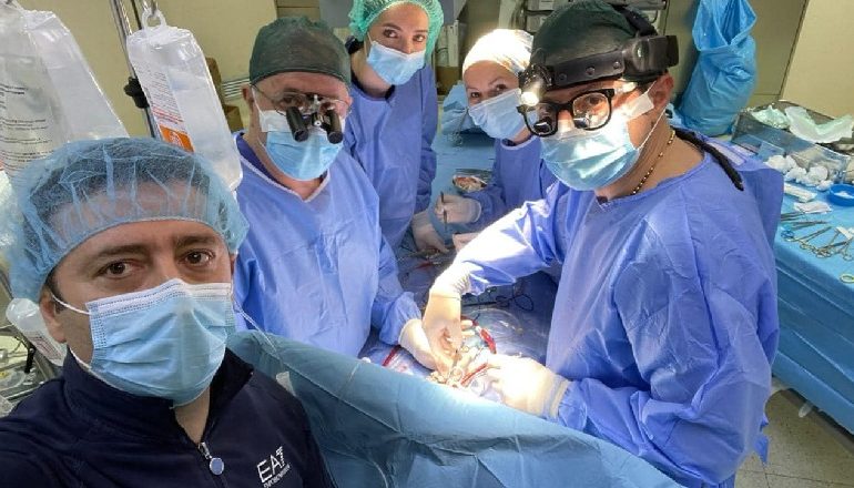 NDËRHYRJA E RRALLË QË ZGJATI 5 ORË/ Manastirliu: Fal ekipit të QSUT-së, operacioni në zemrën e foshnjës doli me sukses