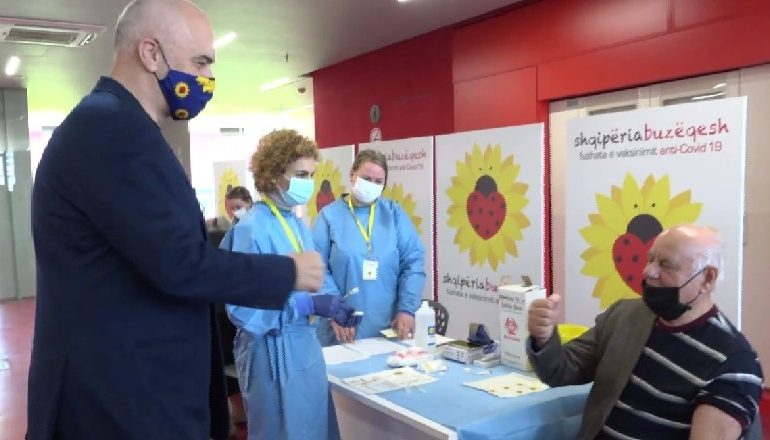“SI JE GJIGAND?” Rama në stadiumin ‘Air Albania’ ku po vaksinohen personalitetet, takon ish-presidentin Alfred Moisiu