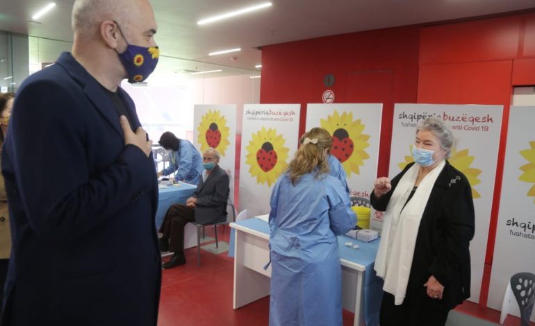 PAMJET/ Nga Dhimitër dhe Roza Anagnosti, te Tinka Kurti e Pirro Milkani, personalitetet që u vaksinuan sot