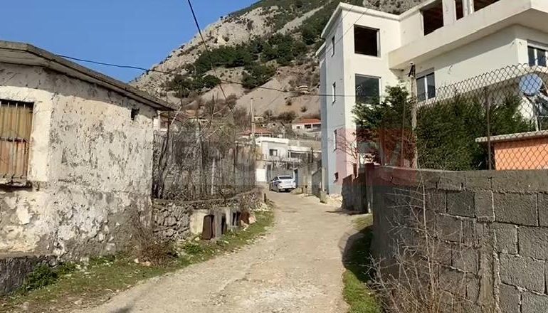 TË SHTËNA ME BRESHËRI AUTOMATIKU NË LEZHË/ Banorja: U frikësova shumë, jam bërë…