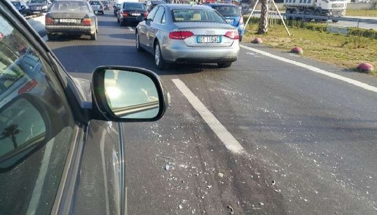 AKSIDENT TRAGJIK NË AUTOSTRADËN TIRANË-DURRËS/ Makina përplas këmbësorin, ndërron jetë…
