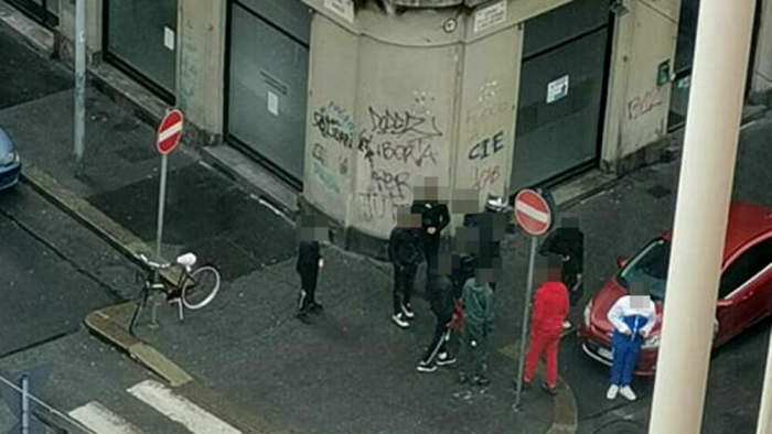 E PAZAKONTË NË ITALI/ 20 djem pa maska rrethojnë policët, njëri përpiqet t’u rrëmbejë pistoletën e shërbimit