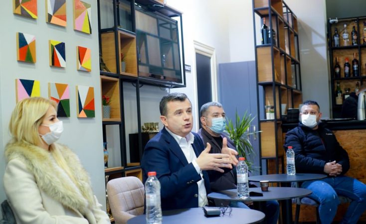 TAKIM ME PËRFAQËSUES TË BIZNESIT TË VOGËL NË ELBASAN/ Balla: Qeveria Rama ka trefishuar ndihmën ekonomike për familjet në nevojë