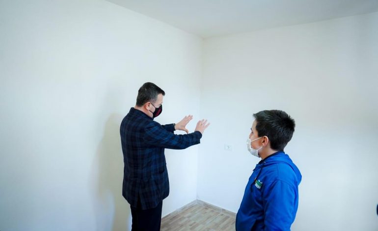 STUHIA I DËMTOI BANESËN/ Balla takon 12-vjeçarin me aftësi ndryshe në Elbasan: S’i lëmë kurrë vetëm…