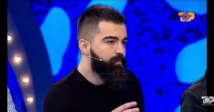 MBËSHTET PARTINË SOCIALISTE TEK “LUNATIKËT” NË TOP CHANNEL/ Kush është 23 vjeçari që mund të bëhet deputet