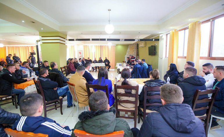 SKANDALI/ Drejtuesi i PD-së në Vlorë grumbullon dhjetra qytetarë në pikun e pandemisë: Sqarova programin e…