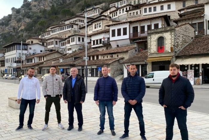NJË PRESIDENT QË BËN FUSHATË! Ilir Meta “nuk ndalet”, takon të rinjtë e Beratit dhe… (PAMJET)