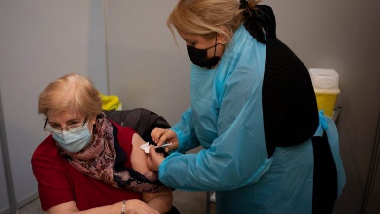COVID-19/ Autoriteti shëndetësor francez: Një dozë e vetme vaksinë për ata që janë infektuar më parë
