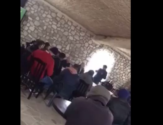 SHKEL HAPUR LIGJIN/ Ilir Meta ia shtron me mish e raki në Vranisht, fushatë për LSI me njerëz të “Agimit të Artë”