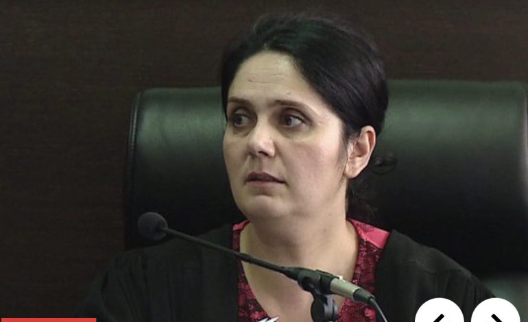PROVA QË FUNDOSI GJYQTAREN HOXHA/ Si takoheshin me avokatin në një furrë buke