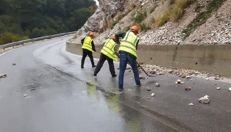 MOTI I KEQ NË VEND/ Pa energji elektrike disa fshatra në qarkun e Elbasanit dhe Korçës