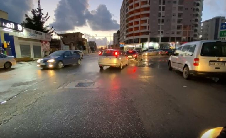 MOTI/ Përmirësohet situata gjatë pasdites, uji largohet nga rrugët e qytetit të Vlorës