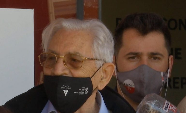 MERR DOZËN E PARË TË VAKSINËS/ Regjisori Pirro Milkani: Jam shumë i kënaqur, e kam këmbën e mbarë
