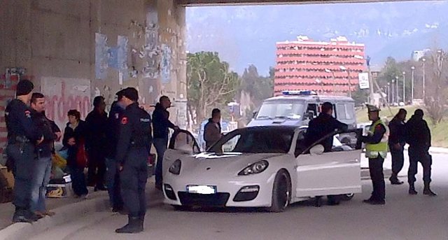 POLICIA I BËRI SHENJË TË NDALOJË/ I riu tek “Rruga e Elbasanit” hedh kokainën nga makina dhe…