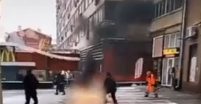 PROTESTAT NË RUSI/ I riu i vë flakën vetes, pamjet bëjnë xhiron e rrjetit