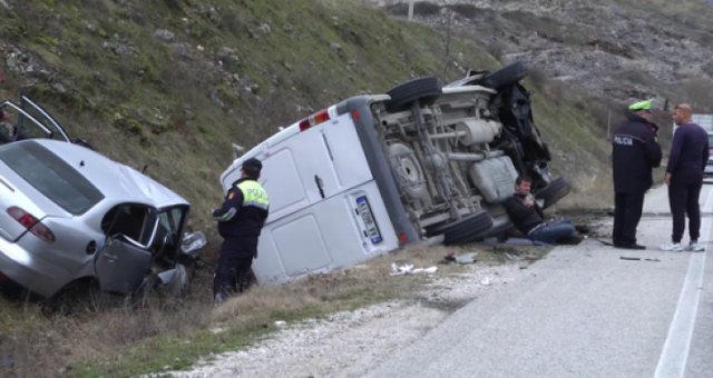 AKSIDENT NË LIBRAZHD/ Furgoni përplaset me “Benz”-in, 3 të plagosur