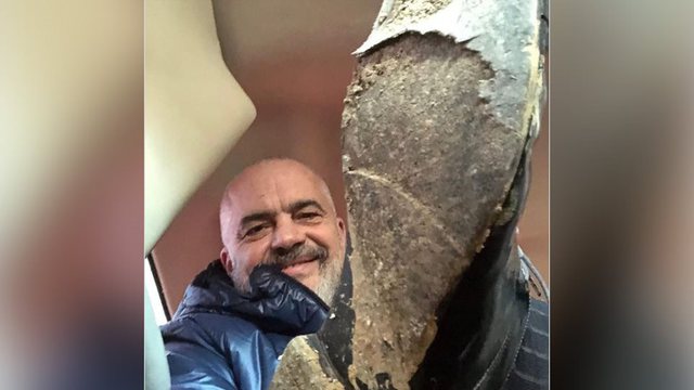 “VRAPOI PARA ZGJEDHJEVE”/ Media greke shkruan për foton e Ramës me këpucë të grisura