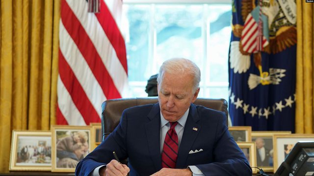 “DO TË ZHBËJMË TURPIN MORAL TË TRUMP”/ Biden firmos urdhra ekzekutivë për migracionin