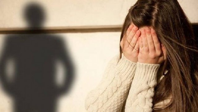 “MË PËRDHUNOI E MË DOGJI ME ÇAKMAK…”/ Shokuese, babai abuzon me vajzën 16-vjeçare: I thashë mamit dua…