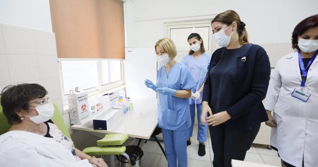 DEBATI MBI VAKSINËN/ Ekspertët: Mos u shqetësoni, ja si do përdoren në Shqipëri “AstraZeneca” dhe “Pfizer”