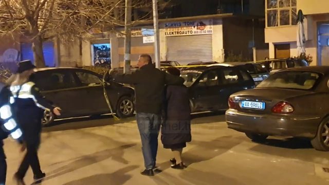 PREKËSE/ I vranë djalin, nëna e Gentian Qarrit qan më të madhe, e mban djali tjetër (VIDEO)