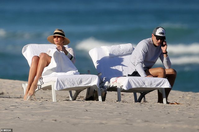NË PLAZH DUKE NGRËNË AKULLORE/ Ivanka shfaqet për herë të parë pas largimit nga Shtëpia e Bardhë (FOTO)