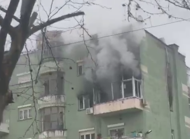 DEL VIDEO/ Zjarr në një apartament në rrugën e Kavajës në Tiranë