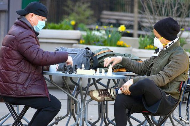 STUDIMI I RI/ Pse rekomandohet mbajtja e dy maskave për t’u mbrojtur nga koronavirusi