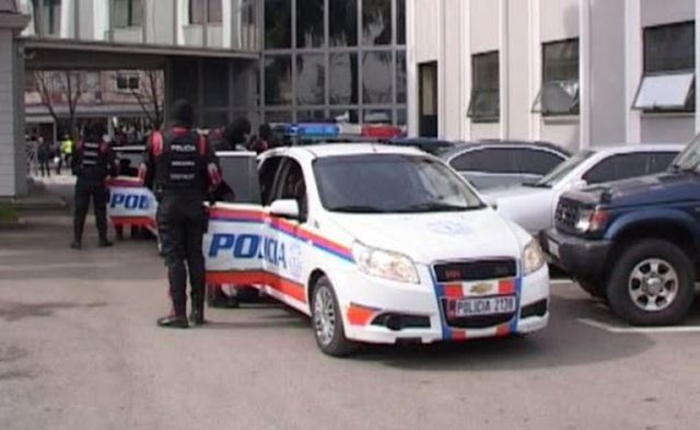 TENTOI TË VIDHTE BANKOMATIN NË MES TË TIRANËS/ Kamerat kapin 14-vjeçarët me kaçavida në dorë