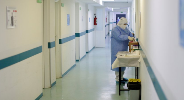 E RËNDË NË MAQEDONINË E VERIUT/ Bie nga ballkoni i spitalit pacienti me Covid