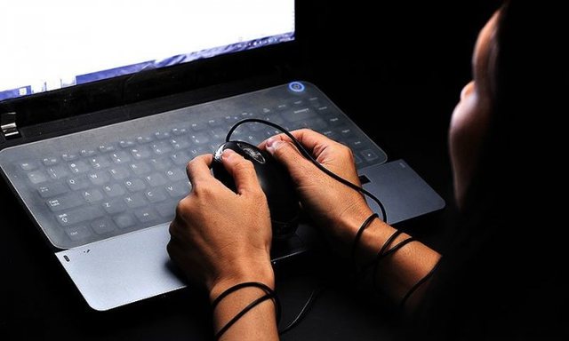 NDODH EDHE KJO/ Dy motrat nga Mirdita i nxijnë jetën studentes nga Fieri, i hapin 250 llogari në rrjetet sociale: Ku*v*…