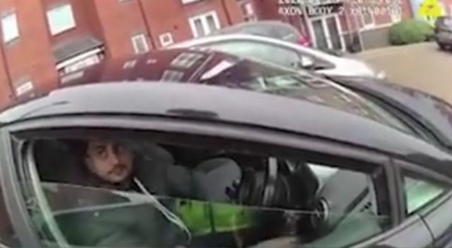 E KAPI DUKE TYMOSUR KANABIS/ Adoleshenti merr zvarrë me makinë policin (VIDEO)