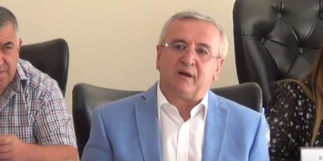 NUK RRESPEKTOI RREGULLAT ANTI-COVID/ Gjobitet kryebashkiaku i Skraparit