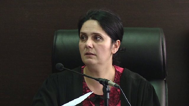SKANDALI I ENKELEJDA HOXHËS/ Kërkesa e avokatit për gjyqtaren: Ka fëmijë të mitur dhe babanë e sëmurë