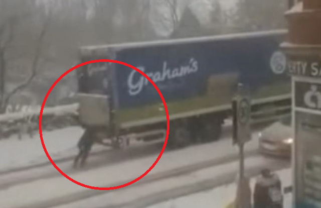 GRUAJA BËHET HIT NË RRJET/ Filmohet duke shtyrë kamionin e qumështit, shpërblehet nga kompania me… (VIDEO)
