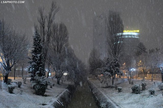 MOTI I ACARTË NË VEND/ Prej disa vitesh, Tirana zgjohet nën petkun e DËBORËS mëngjesin e sotëm (PAMJET)