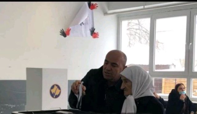 E RRALLË/ 103-vjeçarja voton në zgjedhjet e Kosovës