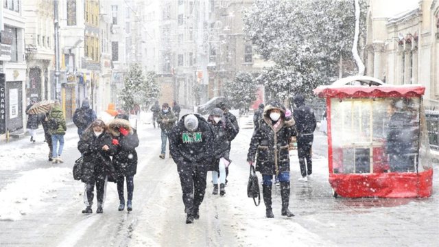 MOTI I KEQ/ Stuhi dëbore godasin Turqinë, shkulen pemë, dëmtime edhe në ndërtesa