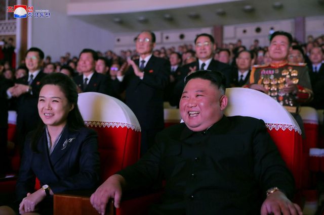 PAS NJË VITI E ZHDUKUR/ Gruaja e Kim Jong-un rishfaqet përsëri në publik