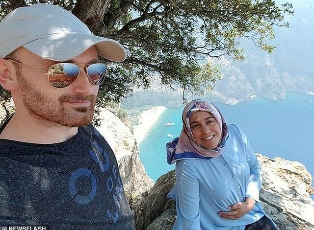 SHOKUESE/ Po bënin foto romantike, burri turk hedh nga shkëmbi gruan për të përfituar…