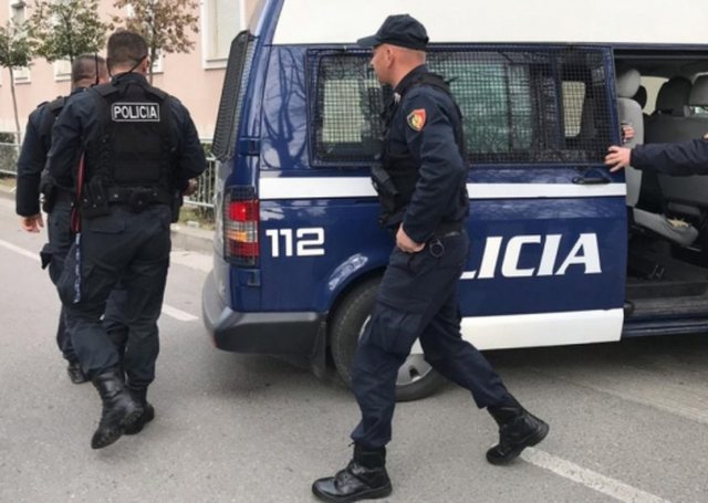 AKSIDENT I RËNDË/ Po lëvizte në këmbë, makina përplas 17 vjeçarin në Kamzë