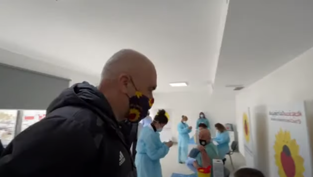 VAKSINIMI NË ELBASAN/ Rama batuta me mjekun për stampën e maskës: Po pse me Interin mo doktor (FOTOT)