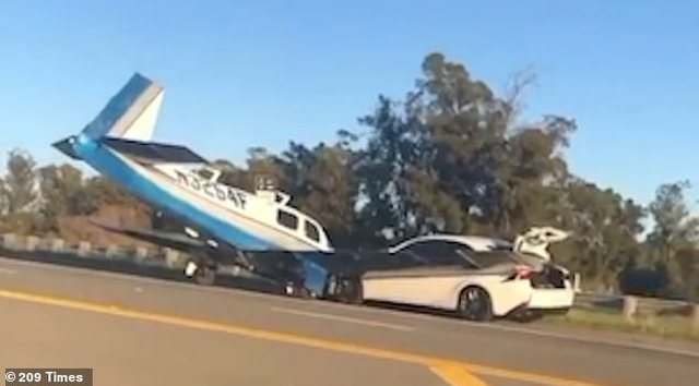 BËRI ULJE TË DETYRUAR/ Aeroplani përplaset me makinën në mes të autostradës (VIDEO)
