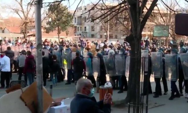 MAQEDONI E VERIUT/ Tensionohet protesta në Shkup kundër dënimit të shqiptarëve, policia bllokon rrugën