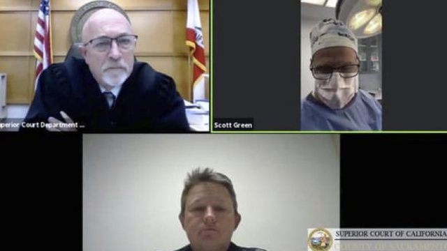 E PAZAKONTË/ Kirurgu amerikan shfaqet nga salla e operacionit, në gjyqin që po zhvillohej online